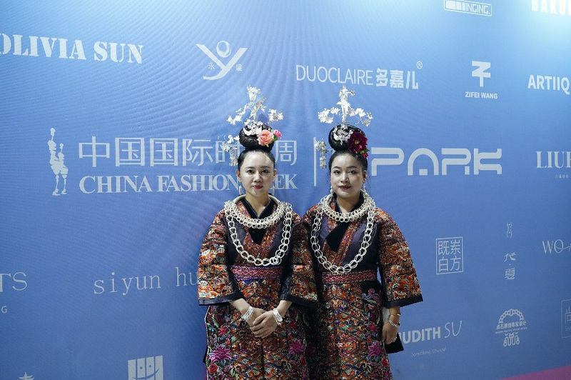 承古溯今 非遗韵味 黔东南州的“九黎苗妹”闪耀2025中国国际时装周