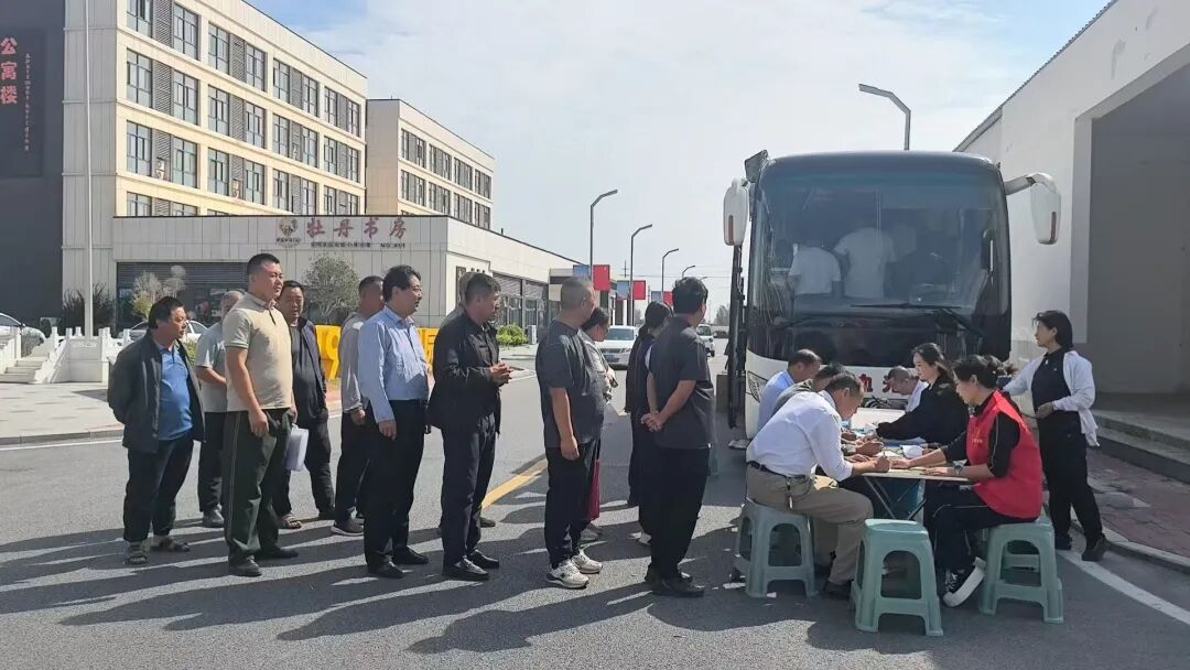 东明县东明集镇临河店村与小井镇同步开展无偿献血活动