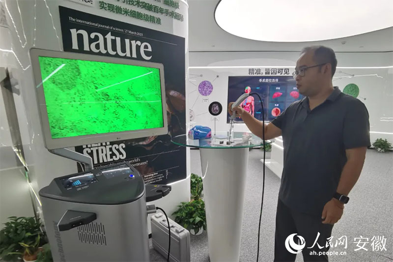 陈廷嘉演示“安刀”使用方法。人民网记者 胡雨松摄