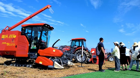 9.四川省庆丰收活动现场