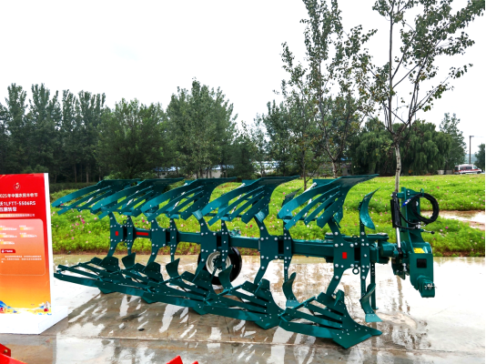 4.雷沃液压翻转犁亮相丰收节主会场