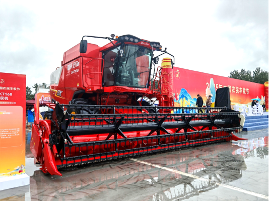 1.雷沃谷神GK7168收割机亮相丰收节主会场