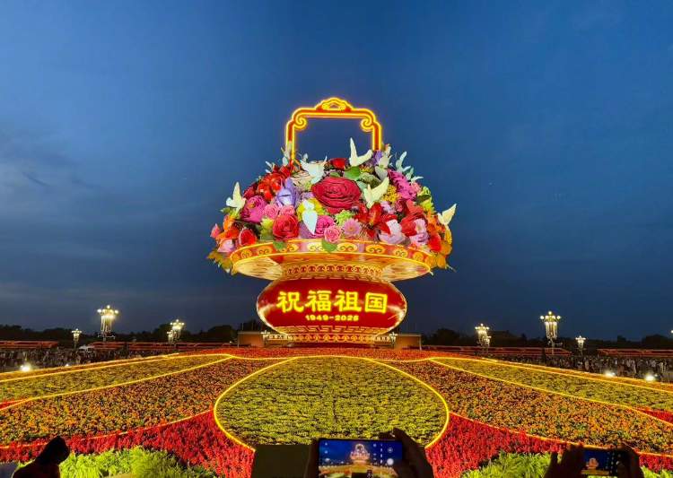 天安门广场大花篮亮灯 观花人如潮