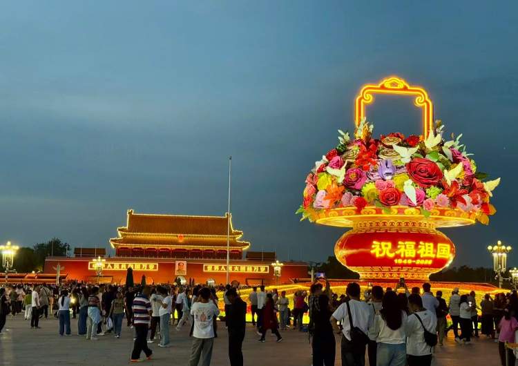 天安门广场大花篮亮灯 观花人如潮