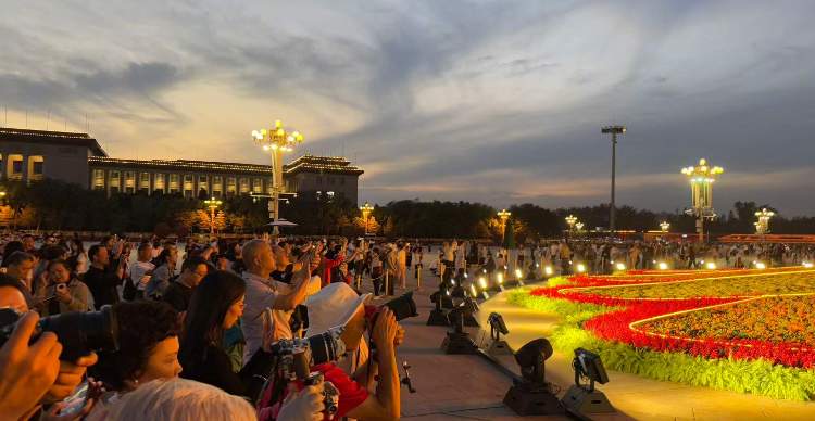 天安门广场大花篮亮灯 观花人如潮