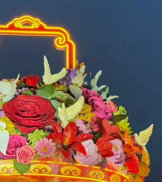 天安门广场大花篮亮灯 观花人如潮