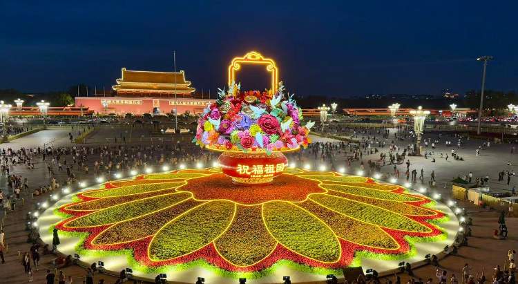 天安门广场大花篮亮灯 观花人如潮