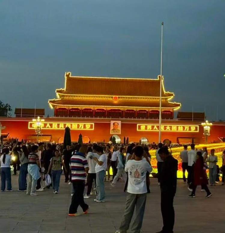 天安门广场大花篮亮灯 观花人如潮
