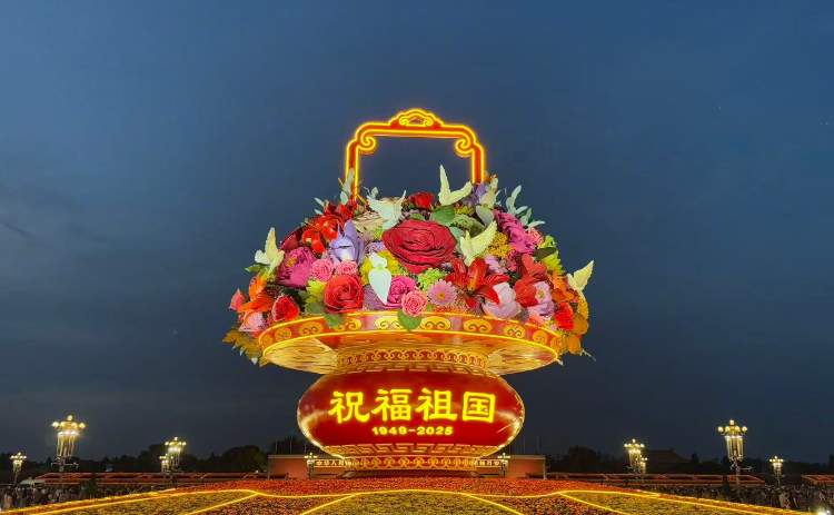 天安门广场大花篮亮灯 观花人如潮