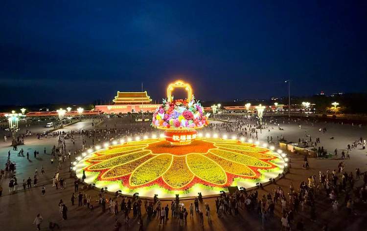 天安门广场大花篮亮灯 观花人如潮