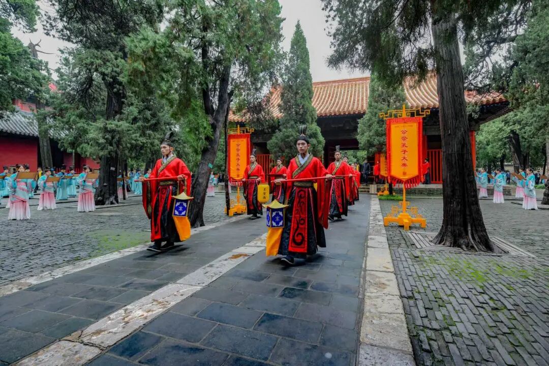 9月28日，乙巳年公祭孔子大典在曲阜孔庙举行。图／杨国庆.jpg