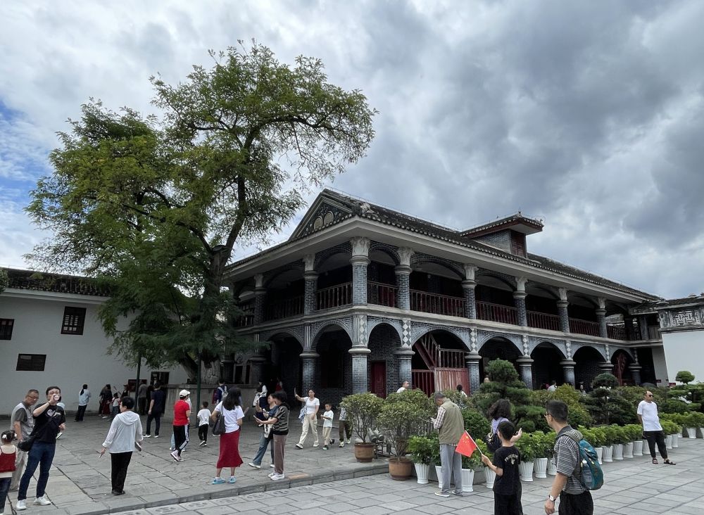 “转折之城”遵义掀起“双节”红色文旅热