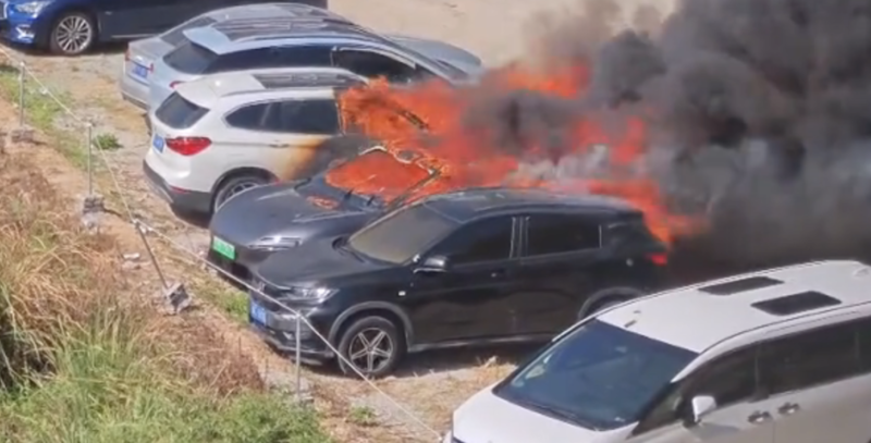 福建一辆阿维塔06起火,致8车焚毁!疑似车主称“8月份买的车,才开了1066公里”,当地消防发布火情通报:无人员伤亡