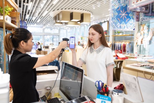 能扫也能“碰”,上海奥特莱斯、南京路步行街、三亚免税城等成外国游客最爱消费热门商圈