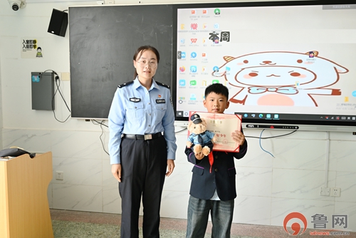 金秋暖事!枣庄高新公安表彰拾金不昧好少年