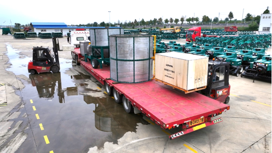 4-雷沃移动式烘干机正在装车装备发运