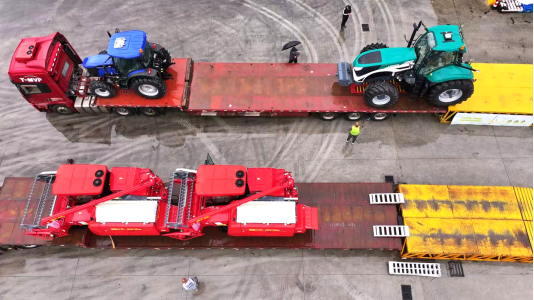 8雷沃农机正在装车