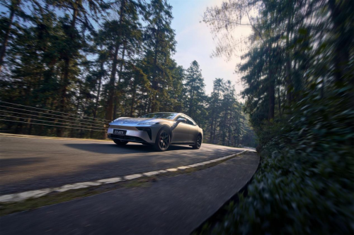 年轻人选新能源轿车,15 万级东风奕派 eπ007 直接把 “理想座驾” 标准拉满