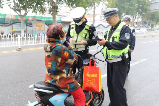 淄博博山交警开展规范佩戴安全头盔集中整治行动