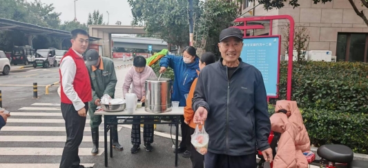 10月10日“暖心早餐送邻里，温情服务暖人心” (8)