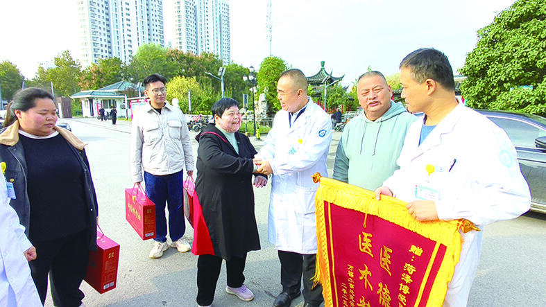 大面积烧伤恢复自理能力 患者送锦旗致谢好医生