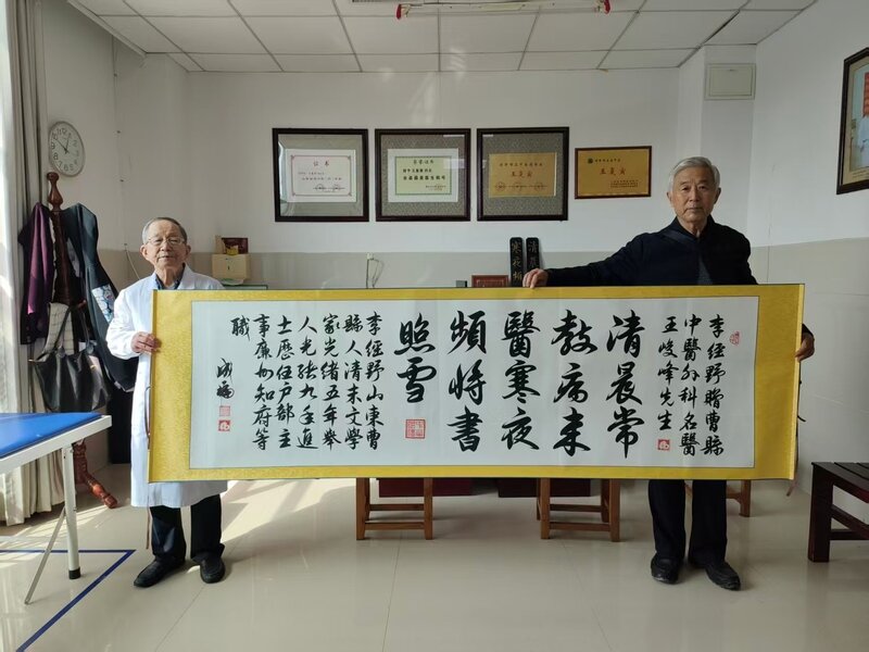 九旬患者家属赠字画致敬老党员医生:六十年坚守诠释医者仁心