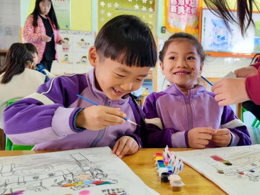 一场趣味绘画吸引众多孩童的参与,章丘区明水街道DIY绘画让童趣变为笔尖的跳动,让孩子们度过快乐的假期。