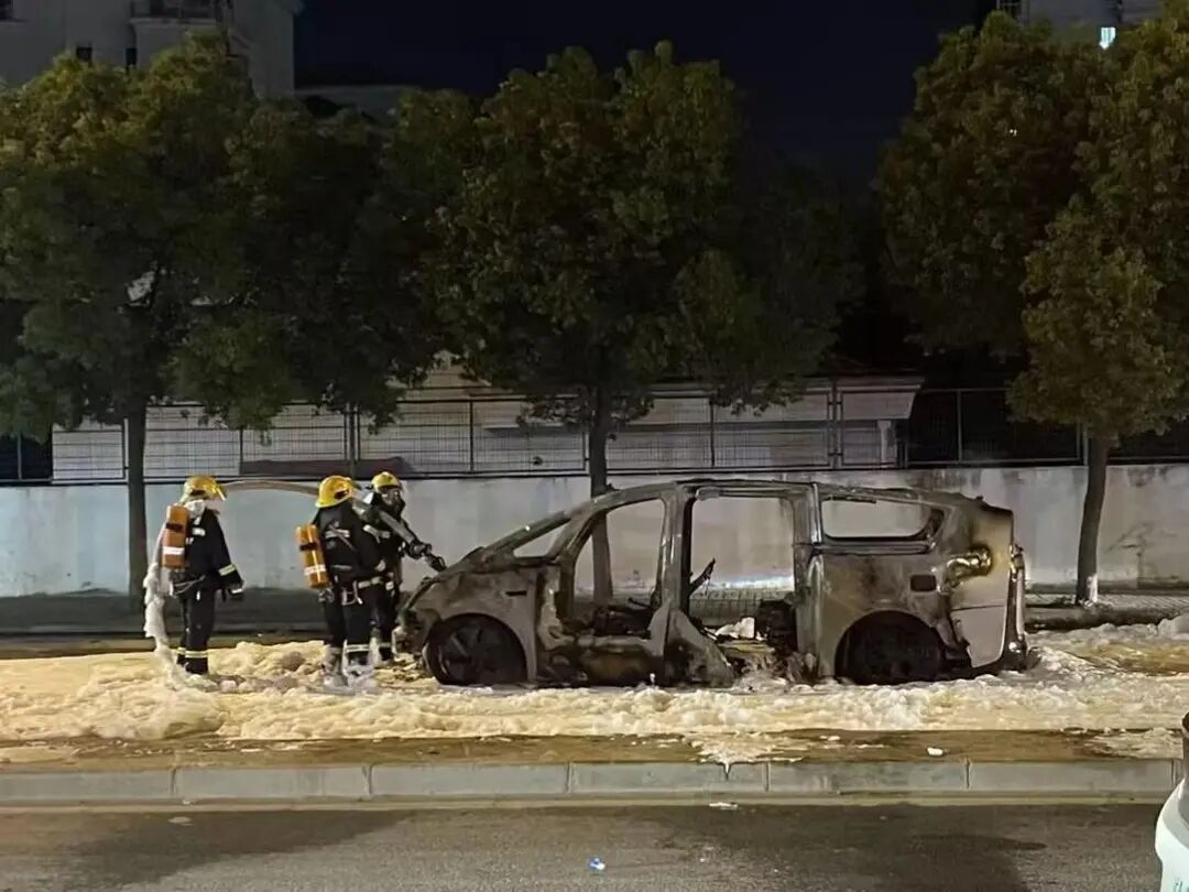 理想回应MEGA汽车行驶时起火:事发时车门顺利打开,人员安全离车