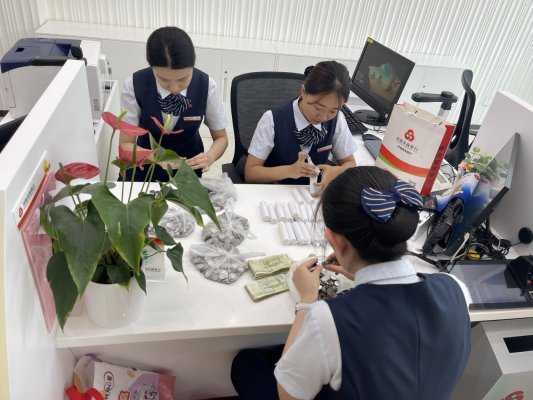 4.济南农商银行营业部3.5小时高效清分2.3万枚硬币获客户点赞
