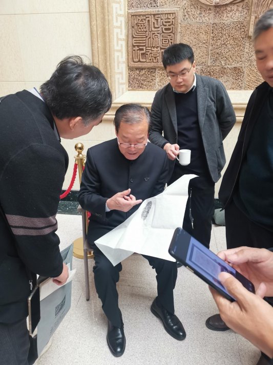 5.小憩间隙孙敬明与藏友交流