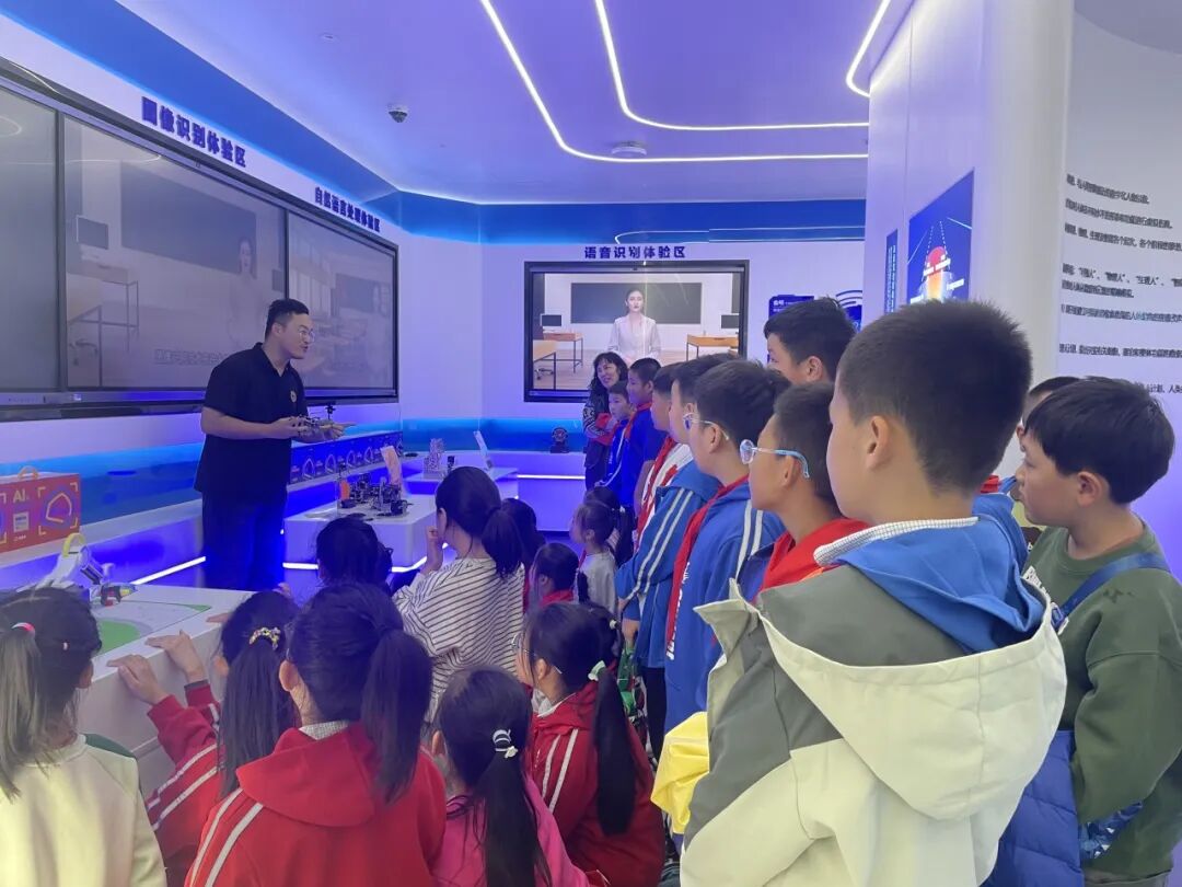 探索AI未来,解锁“魔法”密码——济南市景山小学开展科技教育实践活动
