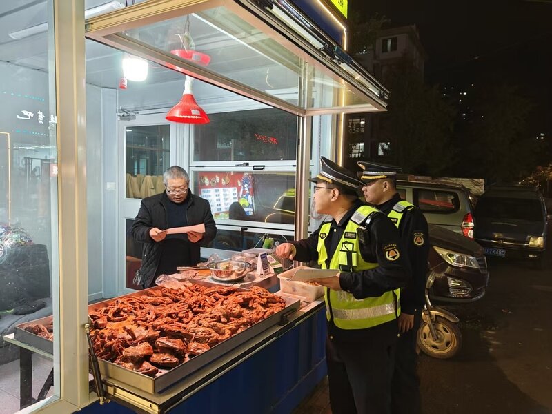 护航“夜经济”让商业街“烟火气”不失“文