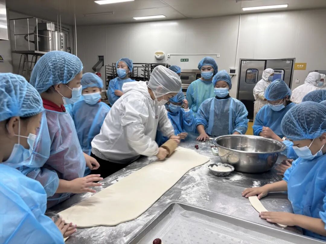 香溢烘焙间 劳动育心田——济南市景山小学开展劳动实践活动