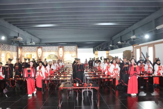 “九九重阳 情暖人间”山东孔子酒业举行第十一届金婚老人封坛庆典