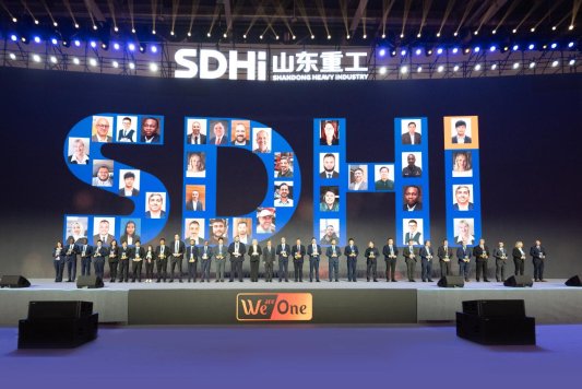 5优秀海外战略合作伙伴和优秀海外员工颁奖