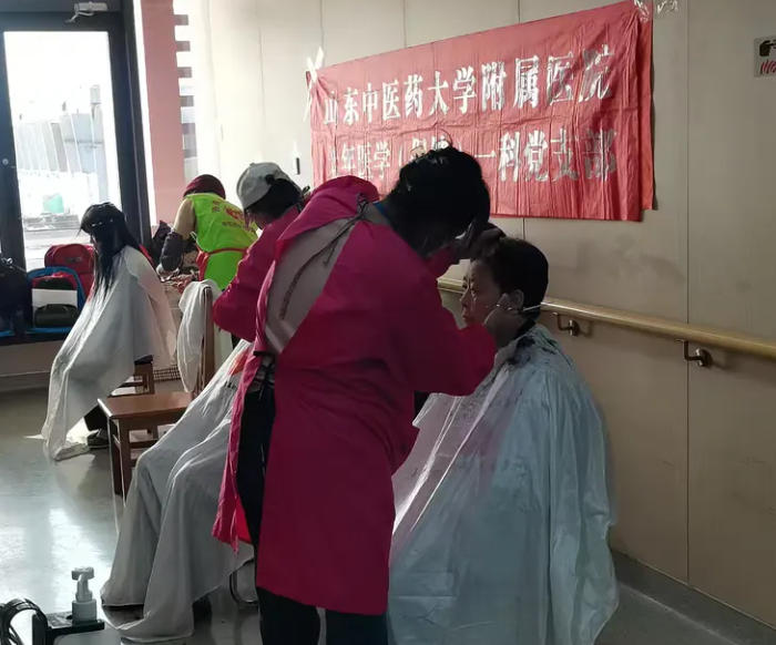 温情重阳 | 病房里的特殊“理发厅”,为住院老人焕新颜