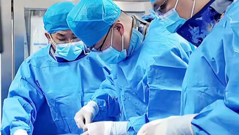 突破双重脑危机:济南南郊医院脑科团队支架辅助栓塞术保患者平安