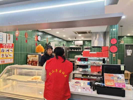 【城市管理进社区】济南市莱芜区张家洼街道:落实“门前五包” 清理占道落地广告牌