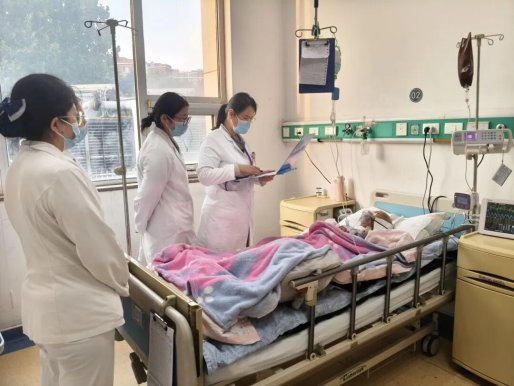 77岁老人命悬一线!青岛西海岸第二医院呼吸科医护24小时守护,从“死神”手里抢回生命