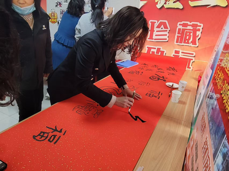 中国人寿岱岳区支公司举办“墨韵传情,服务暖心”书法主题活动