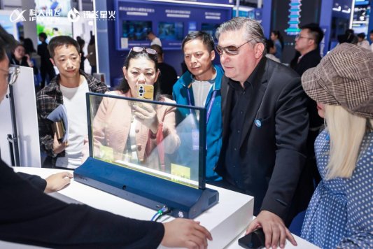 多语言AI透明屏