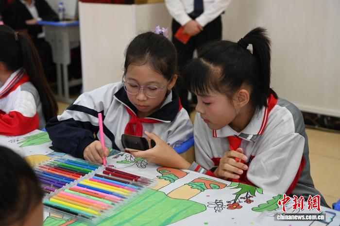 中越少年儿童共享科技乐趣传递友谊