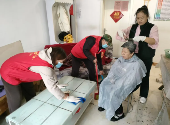 【新时代 新魏家】理发修容焕新颜 铺床叠被暖人心