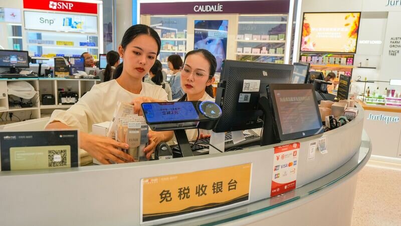 2025年11月1日,海口,cdf海口国际免税城内人头攒动,众多旅客在选购免税商品。