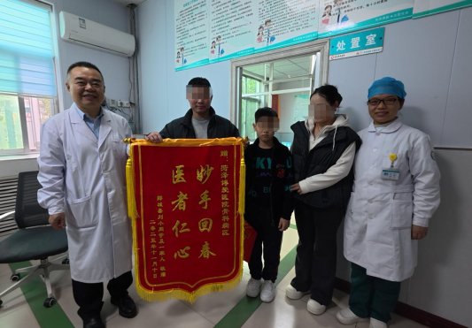 妙手重塑伤手功能 锦旗致敬仁心医者