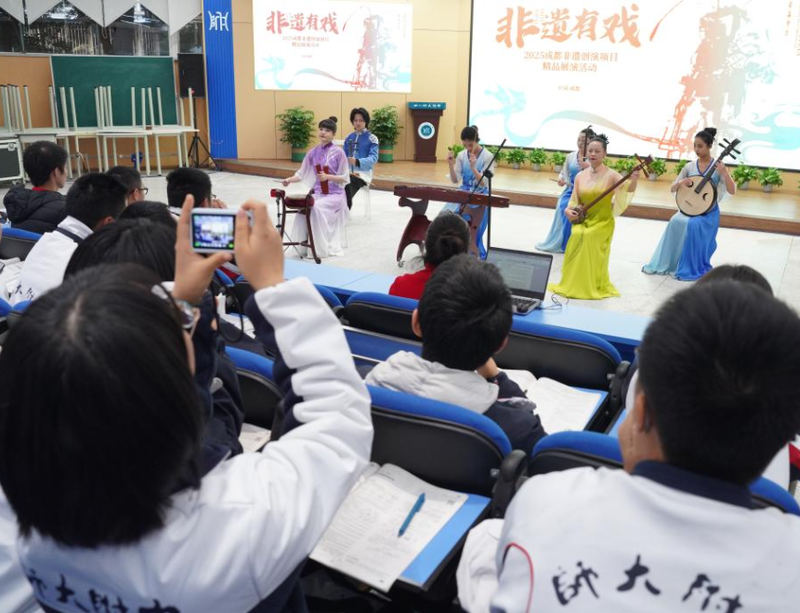 成都:非遗精品展演进中学