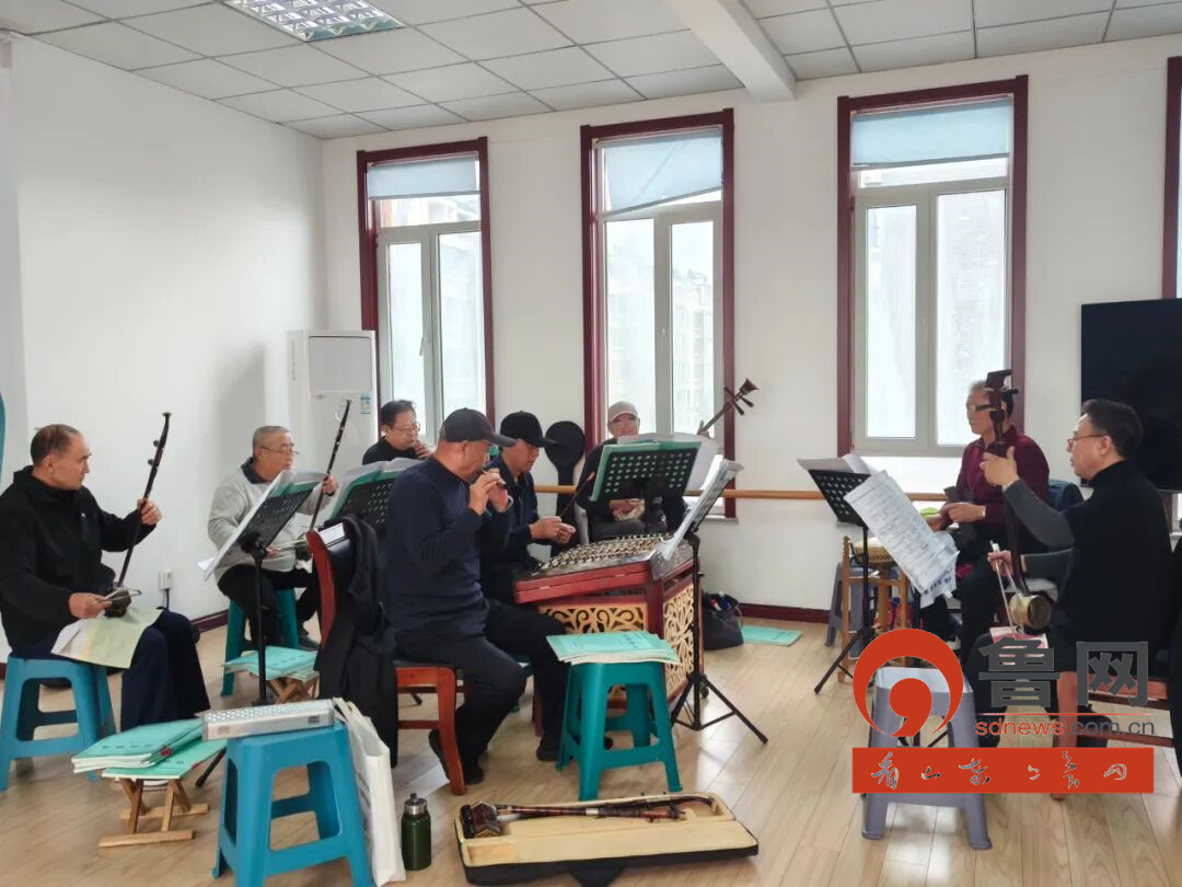烟台蓬莱:紫荆山街道港南路社区开展“戏韵传情融邻里 美育新风暖家园”戏曲课堂进社区活动