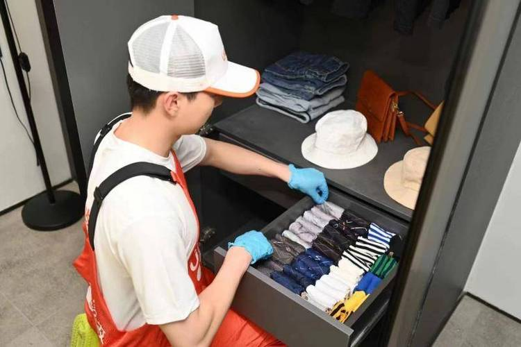 山东家政迎“智”变：机器人进家门，家政阿姨“高效升级”