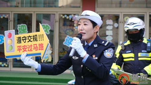枣庄市中:铁骑进校园 安全护“花蕊”