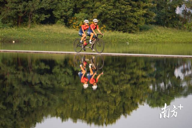 肇庆，杨晓婷（左一）与引导员谭嘉怡进行自行车训练。